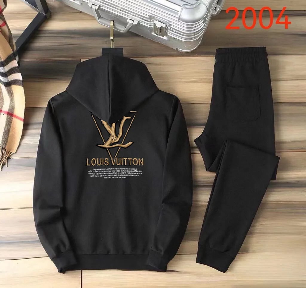 🅿️400 direct batch [LV Louis Vuitton] (Fat Man Gospel) hot-selling suit is coming. Focus on the original version of the official website. 2025 new hot-selling cardigan sweater suit. The original order is the best. 🇭🇰The meticulous work of top designers. Just for a fitting and perfect upper body effect. 100% natural high-quality Roman cotton, close-fitting comfort, noble and elegant! Original hardware embodies elegance and nobility! Counter size: M-5XL (maximum wear up to 220 pounds)
